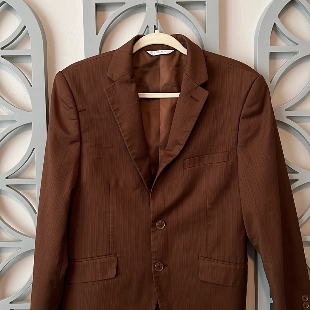 Lineage Mens Blazer. Like new. Excellent shape and beautiful details!